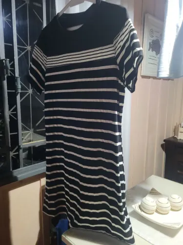 Vendo vestido  preto de listras  da Shein 
