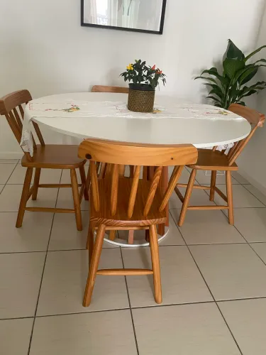 Jogo de mesa de jantar com 4 cadeiras
