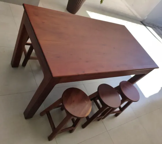 Mesa de 1.5 por 0.8 mts com seis tamboretes e duas banquetas