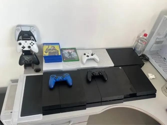 Consoles Xbox One S, One X e PS4 (vários)
