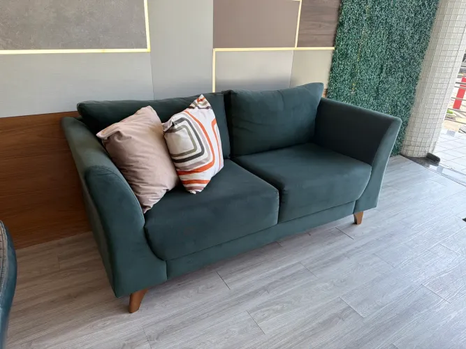 sofá de 2 lugares, com design contemporâneo.