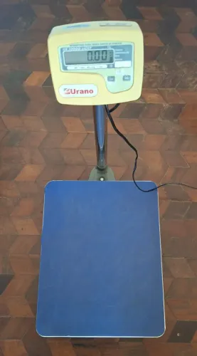 Balança Urano, pesa até 150kg.