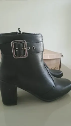 Vendo 1 par de botas novíssima, cano curto, tamanho 37.