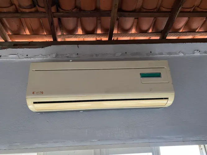 Ar-condicionado Split 18.000 BTUs 220V - Potente (precisa ajuste na placa)