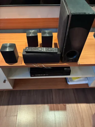 Home theater excelente, experiência sonora única melhor marca da LG e ainda toca CD