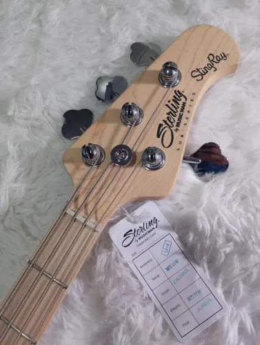 Baixo STERLING StingRay