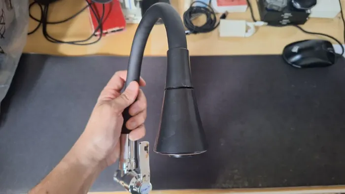 TORNEIRA DE PAREDE ESCURA MODERNA ARTICULADA PARA COZINHA Área Gourmet com Jato Duplo