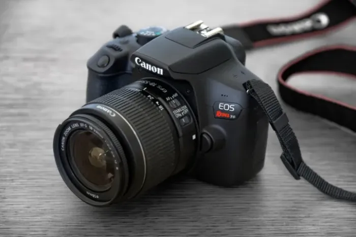 Camera DSLR Canon EOS Rebel T6 com Lente EF-S 18-55mm IS II Wi-Fi 5 Mil Cliques C1085
