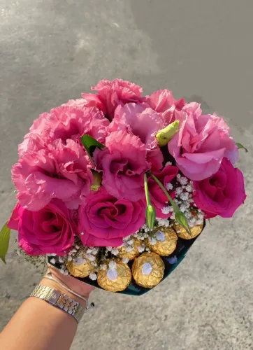 Arranjo de flores com ferreiro rocher 