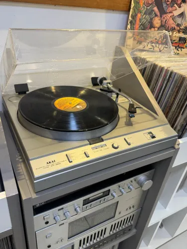 Toca disco Direct Drive Akai AP-Q55(tampa nova, revisado com garantia)!