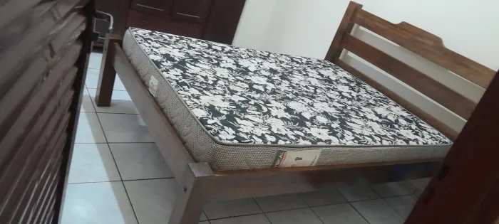 Vendo cama de casal com colchão e guarda roupa 4 portas