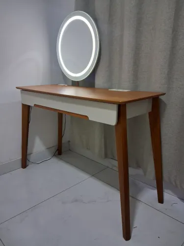 Penteadeira Moderna com Espelho LED e Tomada - R$550 - Vila Velha