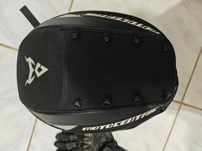 Mochila bagageiro da marca Motocentric em bom estado