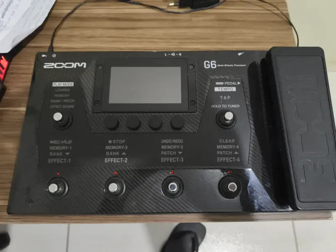 Pedaleira Zoom G6