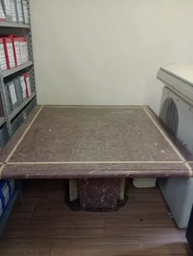 Mesa de mármore quadrada
