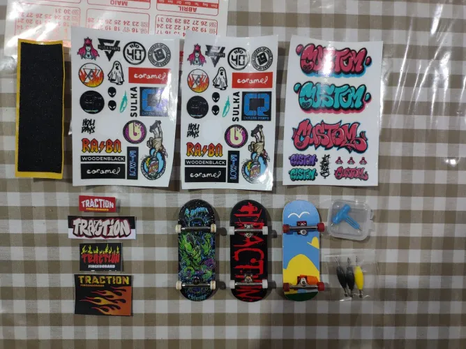 Kit com 3 fingerboards profissionais + tape, adesivos e ferramentas