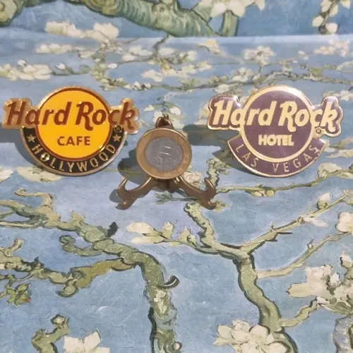 Dois (2) ímãs de metal, 7cm  Hard Rock Cafe Hollywood e Hard Rock Hotel Las Vegas. Usados.
