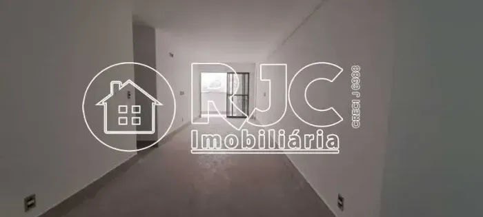 Próximo ao shopping Tijuca e polo gastronômico