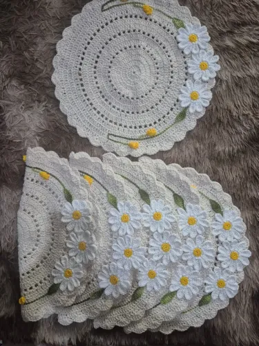 Peças de crochê para mesas com margaridas e flores