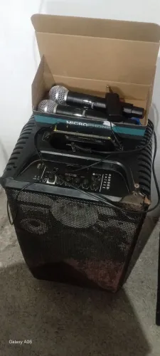 Caixa de som amplificada grande e microfones