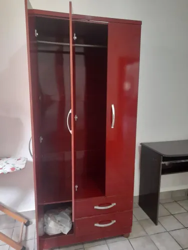 Combo quarda roupa + mesa de computador