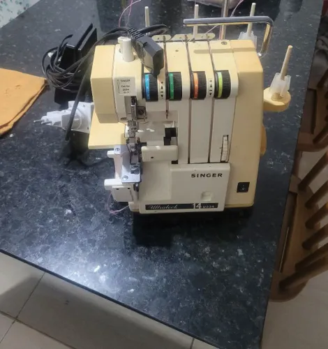 Máquina de costura singer ultralock