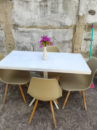 Mesa com 4 cadeiras 