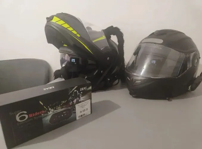Vendo 2 capacetes com intercominicador instalado usado poucas vezes.