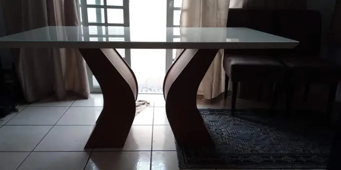 Mesa de Jantar com Tampo de Vidro