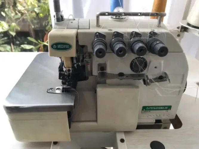 Máquina de Costura INTERLOCK Industrial ZOJE