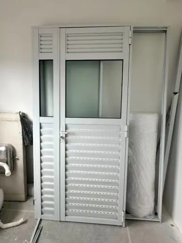 PORTA DE ALUMÍNIO PARA COZINHA, LAVANDERIA OU DIVISÃO DE AMBIENTES