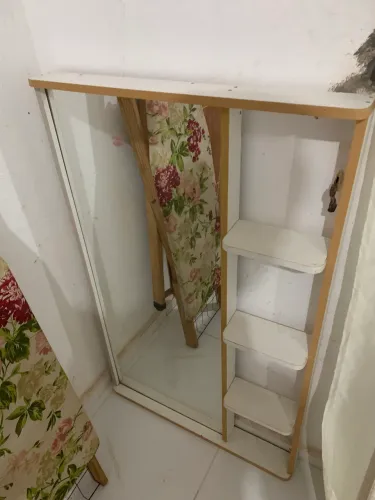 Vende-se essa estante