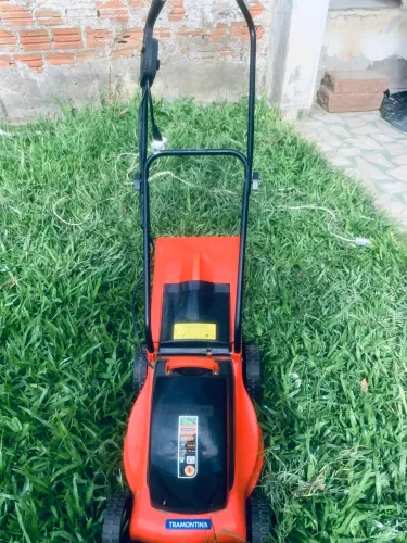Máquina de cortar grama Tramontina 