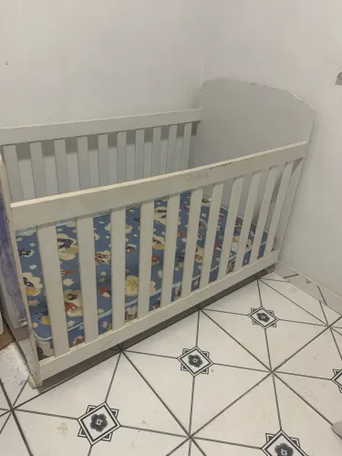 Berço com colchão e suporte de mosquiteiro