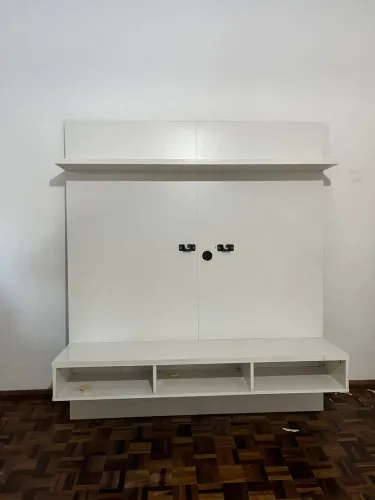 Painel para TV branco com bancada e prateleira