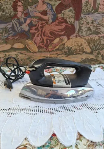 Ferro de engomar antigo sem teste