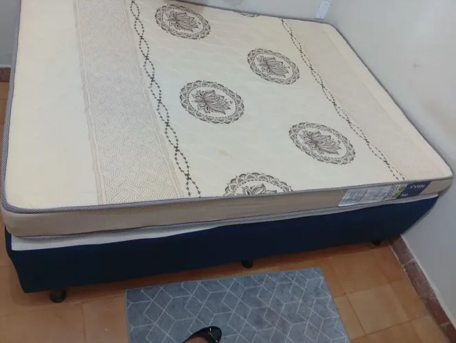 Vendo base de cama com colchão
