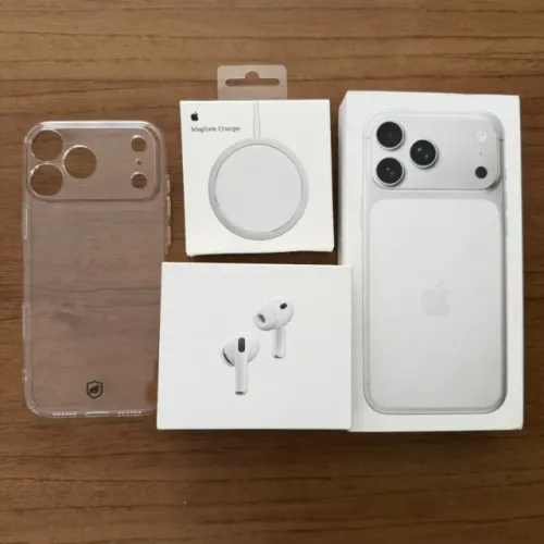 iPhone 17 Pro Max acompanhado de diversos acessórios