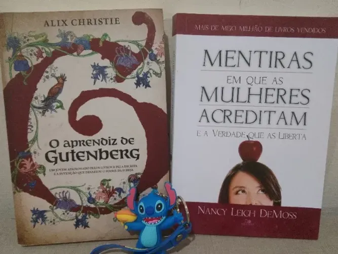 4 Livros Cristãos e um chaveiro $20