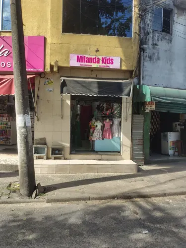 Passa uma loja de moda infantil com todos os móveis e todas as roupas que estiverem dentro