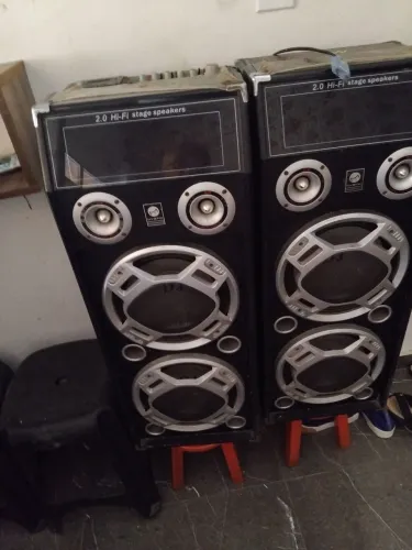 Caixa de som com rádio,enteada para pen drive ,3 entradas para.microfones e guitarra.