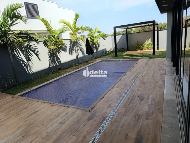 Casa mobiliada em condomínio disponível para venda no bairro Granja Marileusa em Uberlândi