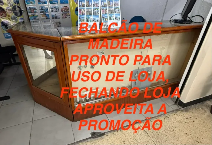 Balcão de madeira para loja