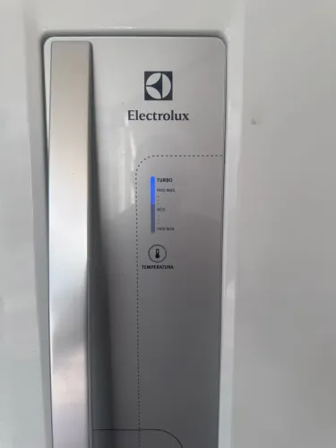 Geladeira eletrolux liga mas não gela