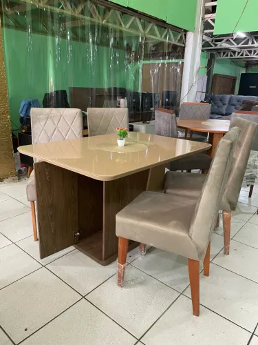 Mesa com baú e 4 cadeiras