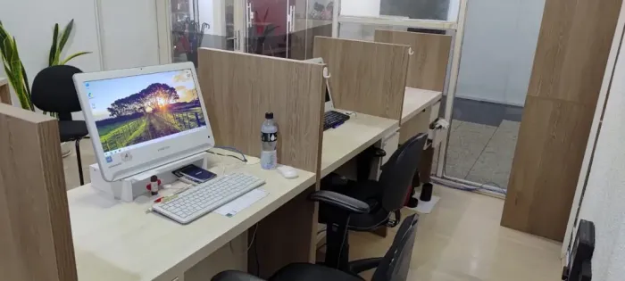 Posto de trabalho corporativo com divisórias e gavetas
