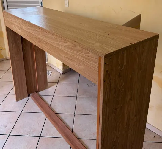 Bancada em MDF feita em marcenaria.