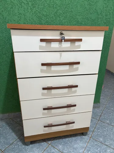 Cômoda de madeira - reforçada - 5 gavetas - com chave - semi nova