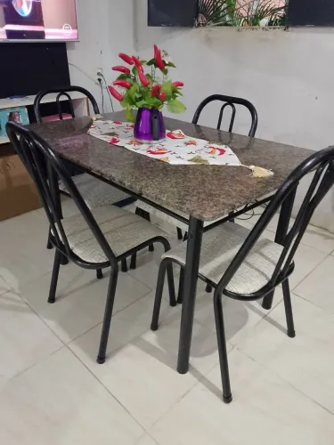 Mesa de mármore com 4 cadeiras entrego