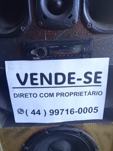 Caixas de Som, sendo uma móvel com rodinhas e outra para caminhonete